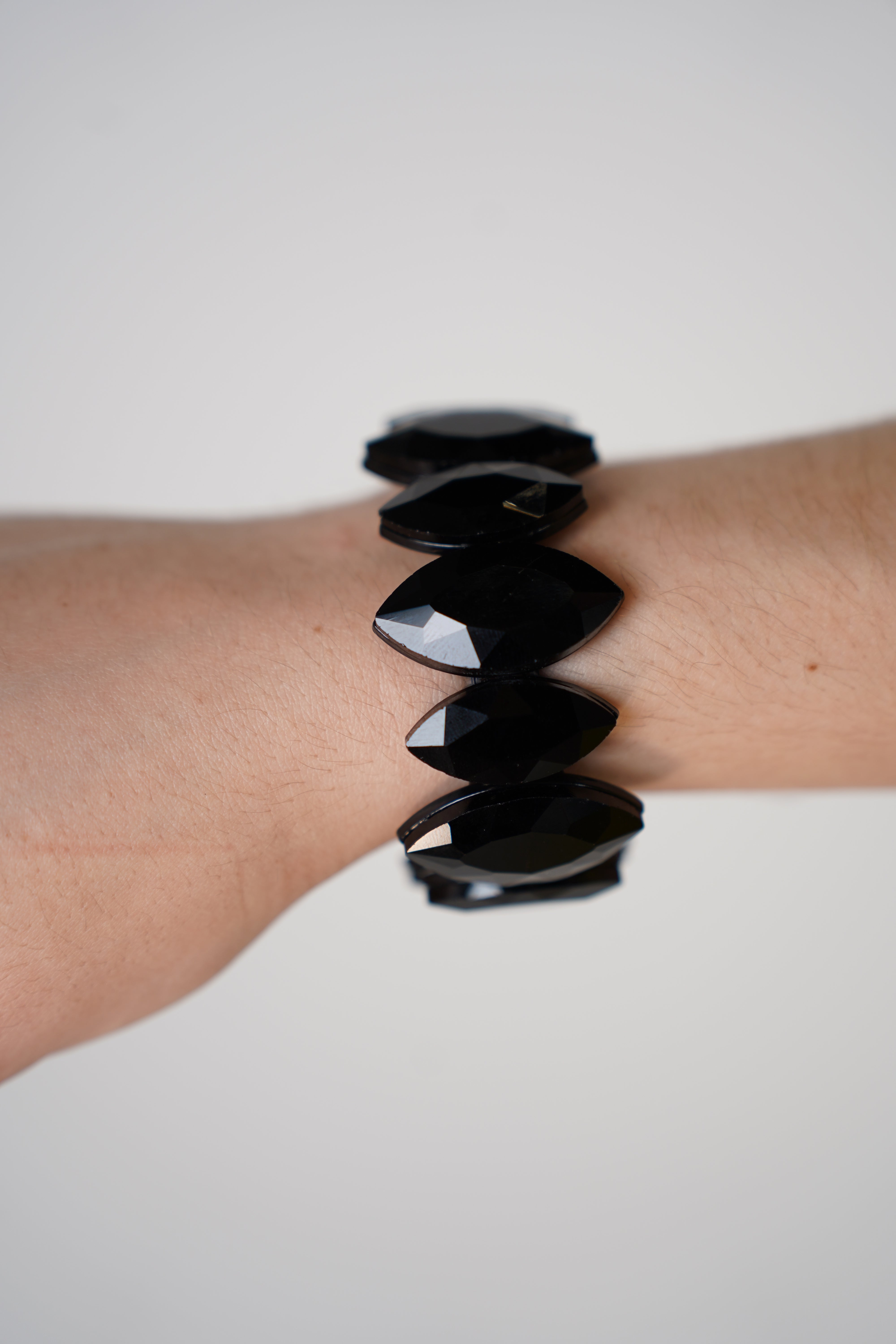 Vysa Elegant Bracelet – Bold Faceted Black Design